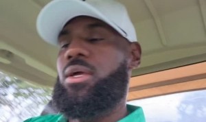 无惧风雨☔️詹姆斯自拍冒雨打高尔夫：我上瘾了